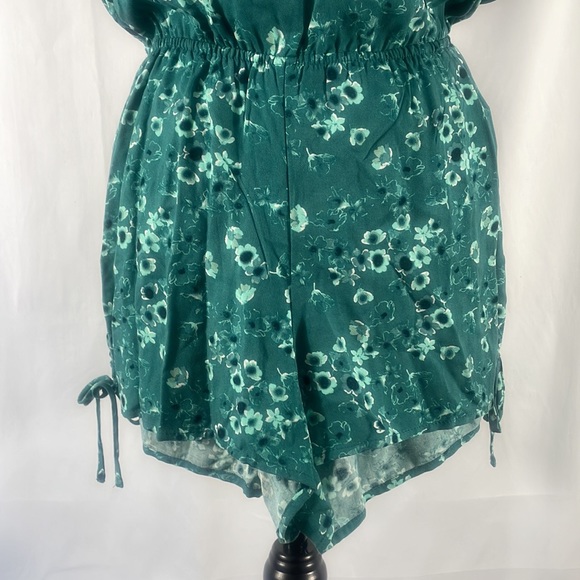 Green floral jumper, adjustable Y back, V neck, spaghetti straps,shorts,Medium - Picture 3 of 13